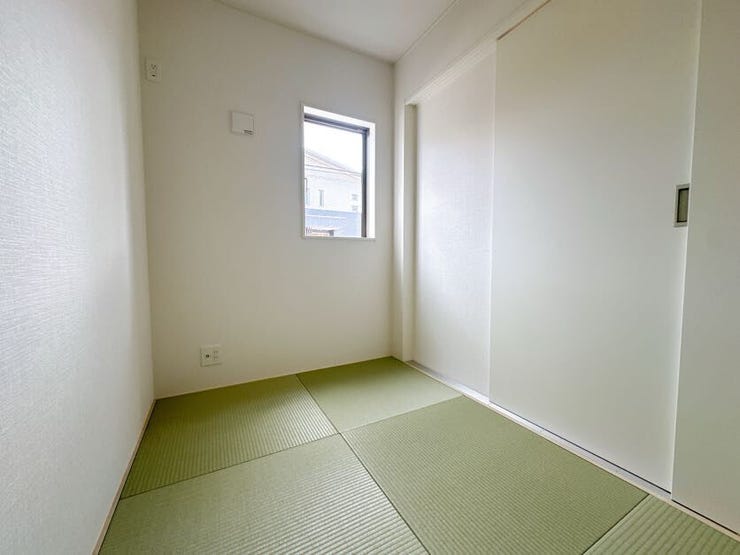 リビング横の和室スペースは休憩したり、お子様の安全な遊びスペースとしても使えます◎