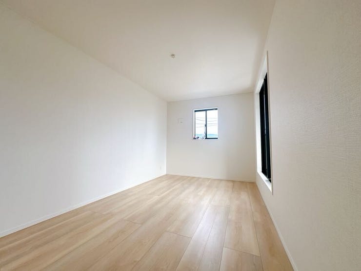 光をたっぷり取り込める窓があり明るい室内です◎