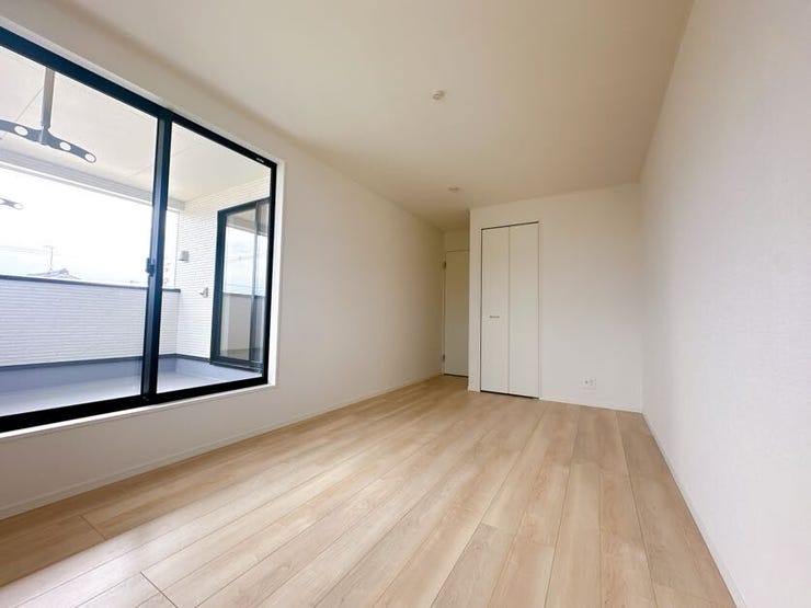 バルコニーの窓が大きく、明るい室内です◎