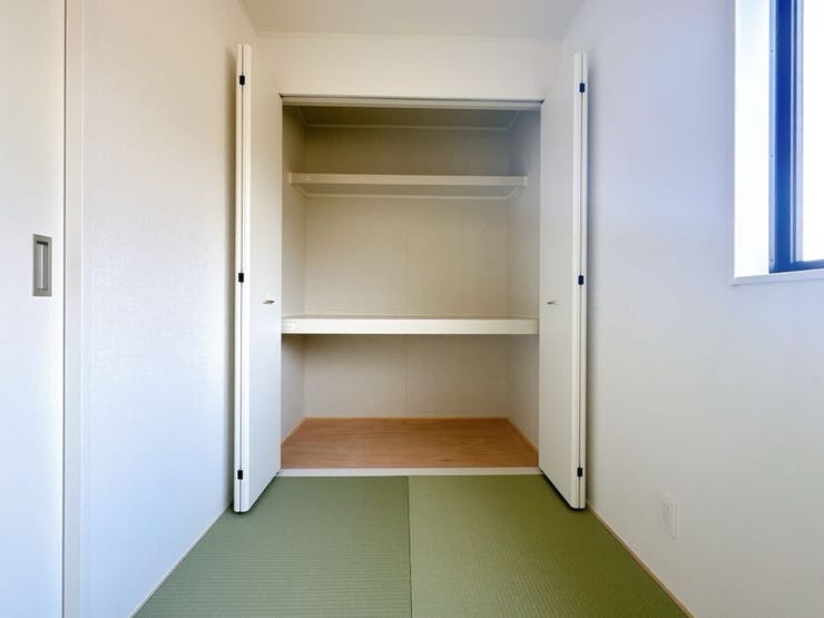 押入れがあり、布団などもたくさん収納できます◎