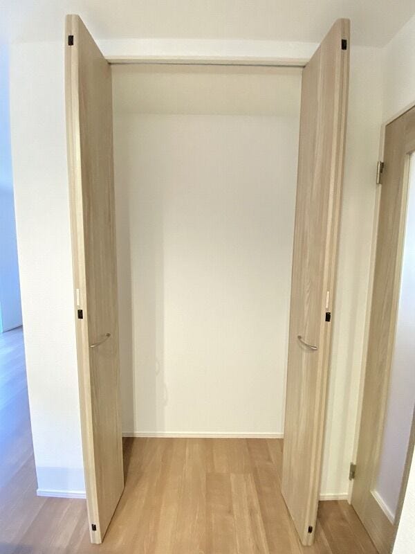 キッチンは家の中でも物が多い場所ですが、キッチン側に大きな収納があるとかなり頼もしいですね。