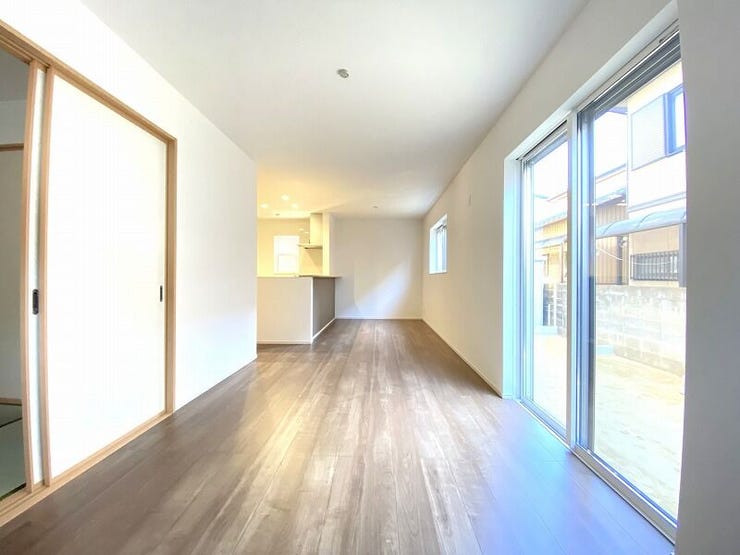 南側からたっぷりの陽が差し込む明るい空間は居心地が良く、ご家族が集まるくつろぎスペース♪