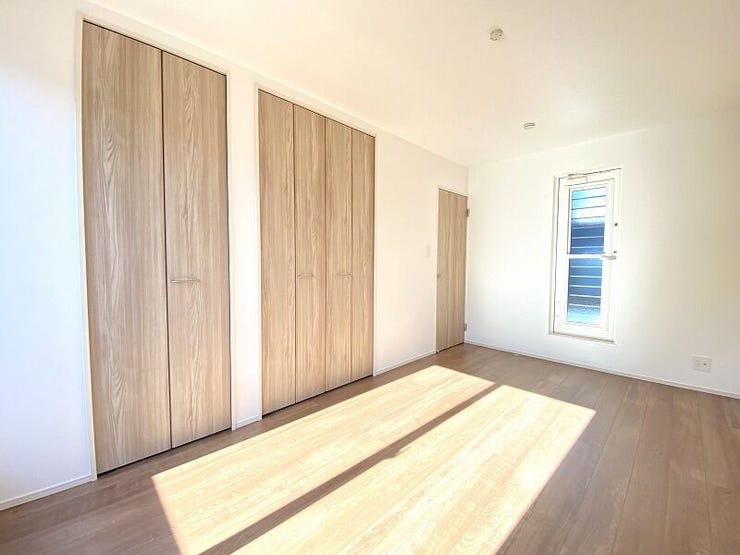 居室にそれぞれクローゼットが設けられています!お部屋はすっきり片付き本来の広さでお使いいただけます♪整然としたお部屋で過ごすのは気持ちがいいものですね。