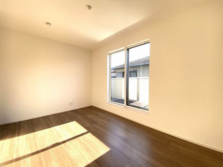 シンプルに作られた洋室は、自分好みのインテリアでコーディネイトし癒しの空間作りに最適です♪