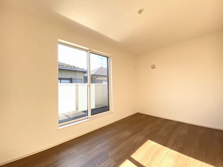 バルコニーに出られる大きな窓がある明るいお部屋♪