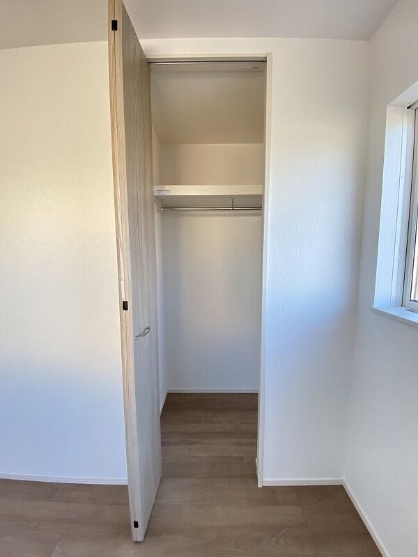 収納豊富な明るい洋室はお子様のお部屋としても良いですね♪