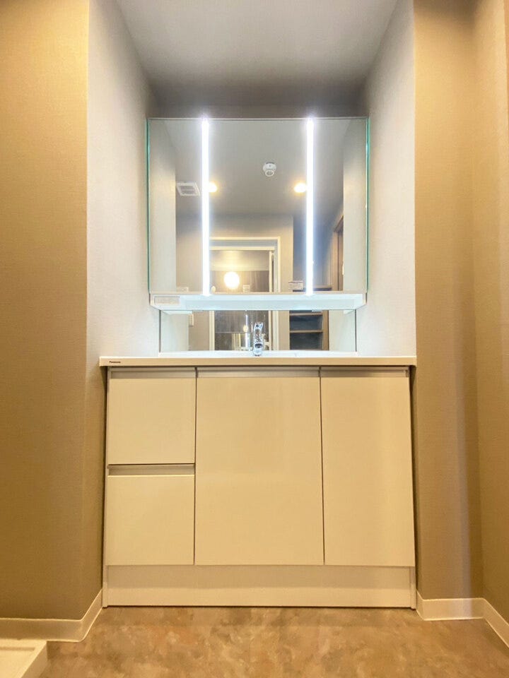 洗面台には三面鏡を採用。身だしなみを整えやすい事はもちろんですが、鏡の後ろに収納スペースを設ける事により、散らかりやすい洗面スペースをすっきりさせる事が出来ます!