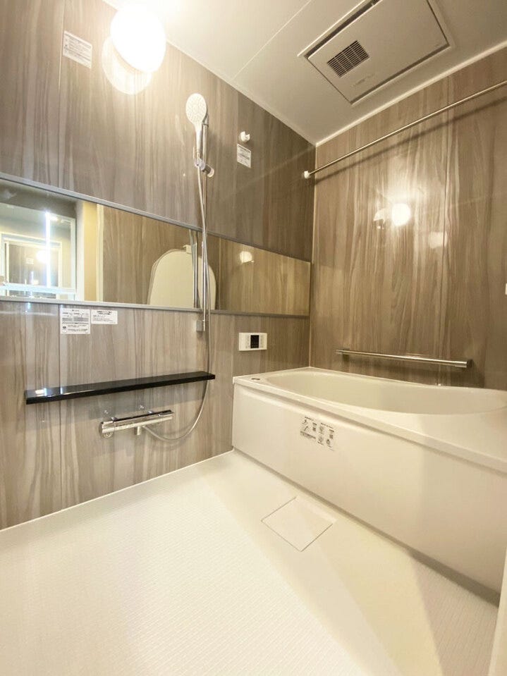 木目柄のアクセントパネルをあしらって、視覚的にも温かさを感じます。よりくつろげるお風呂時間を