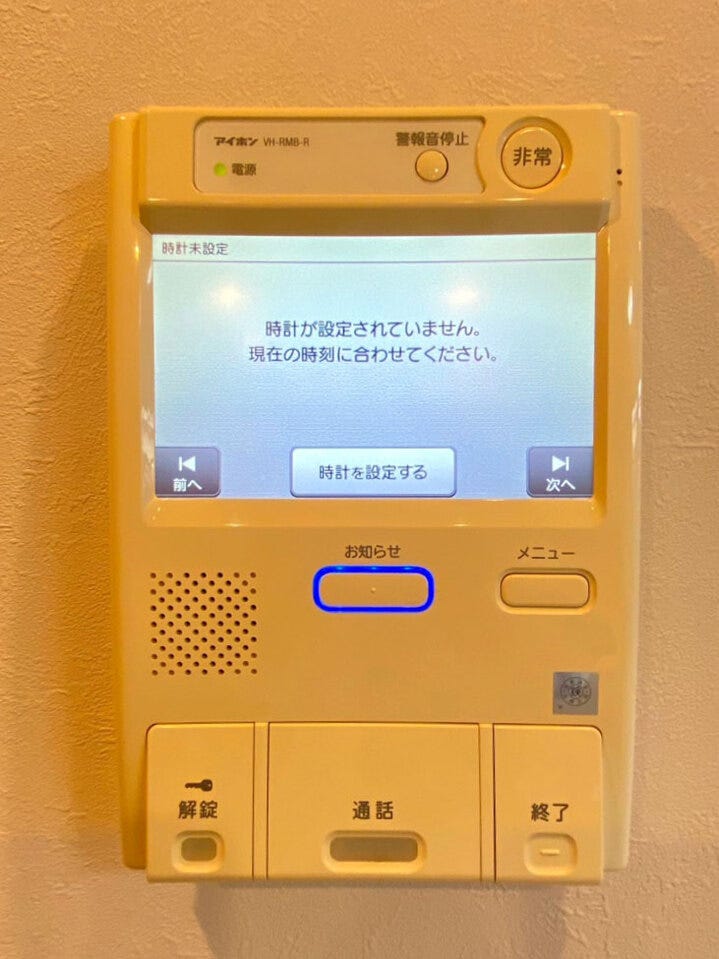 モニターフォンはお子様の留守番時にも重宝する必須防犯アイテムです。留守中に誰が訪ねてきたのかも確認できますし、在宅中も「見える安心」があります