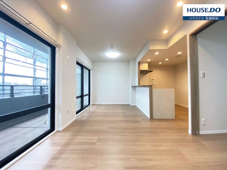 キッチンから横方向に空間が伸びる横長のリビングは、窓が広く明るく過ごすことができます