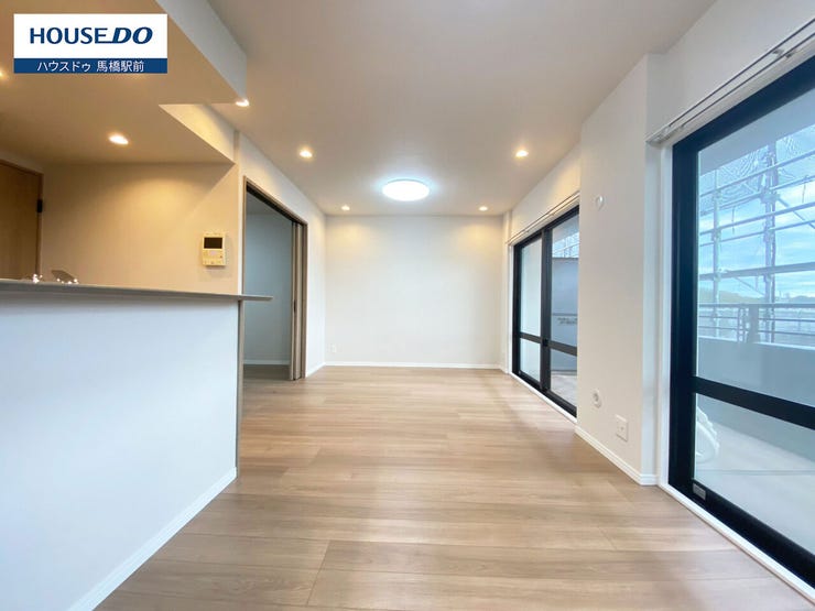 横長のリビングはソファやテーブルなどの大きめの家具は窓に向かって垂直になるように置くと、動線を確保しながらレイアウトすることができますよ