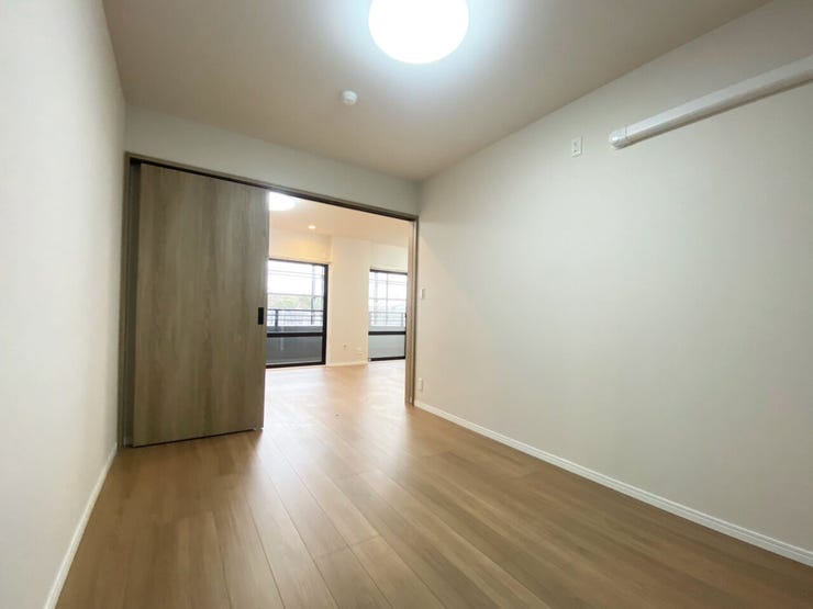 素材を活かしたナチュラルな木目の美しいフローリングは、どんなテイストにも馴染みやすく、汚れが目立ちにくいというメリットがあります