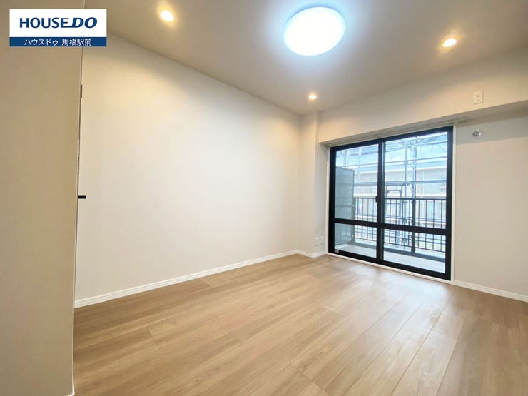 爽やかな優しい風と光を存分に感じることが出来る洋室は心安らぐ空間です