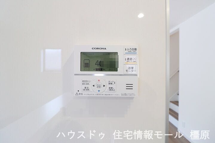 キッチンからボタン一つでお湯はりや追い焚きの操作ができるオートバス機能付きです。