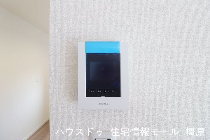 来訪者の顔を見ながら対応できるので、お子様だけの留守番も安心です。