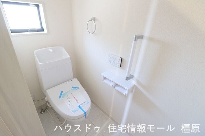 1・2階共に温水洗浄便座を完備しました。