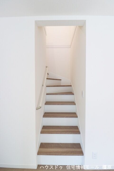 ご家族が顔を合わせやすいリビング階段。手すり付きでお子様やお年寄りでも安心です。