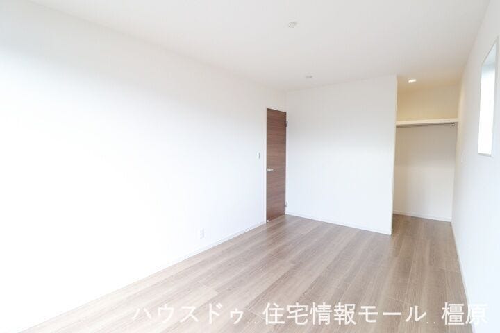 大容量のクローゼットがあり、沢山の衣類や小物もすっきり整理できます。