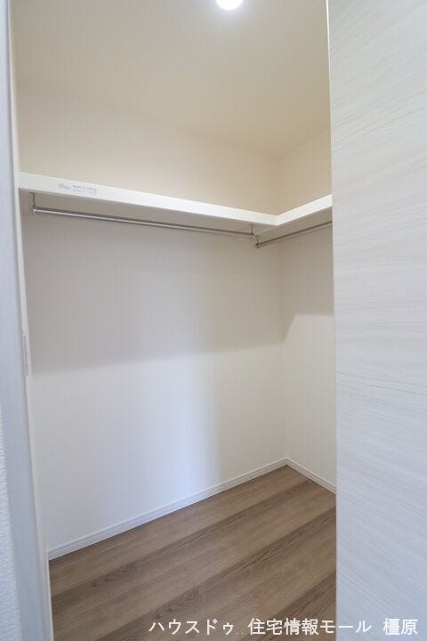 ウォークインクローゼットは洋服を掛けるだけでなく、物置などの大型収納としても活躍します。