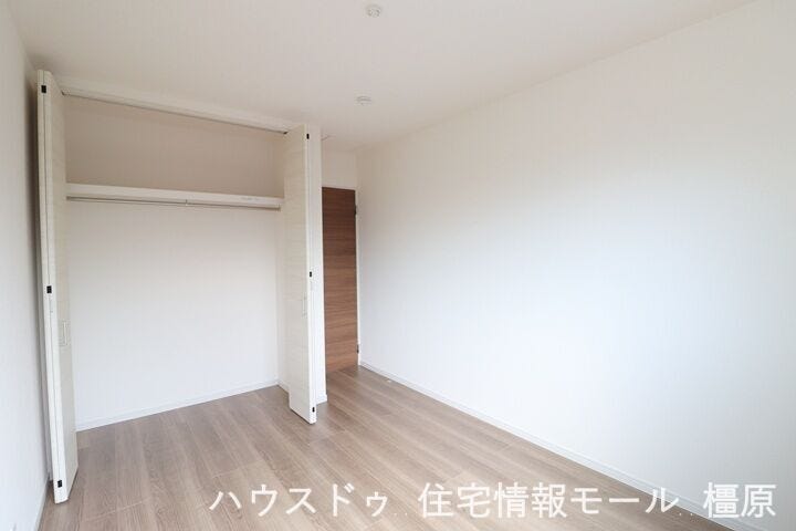 大容量のクローゼットがあり、沢山の衣類や小物もすっきり整理できます。