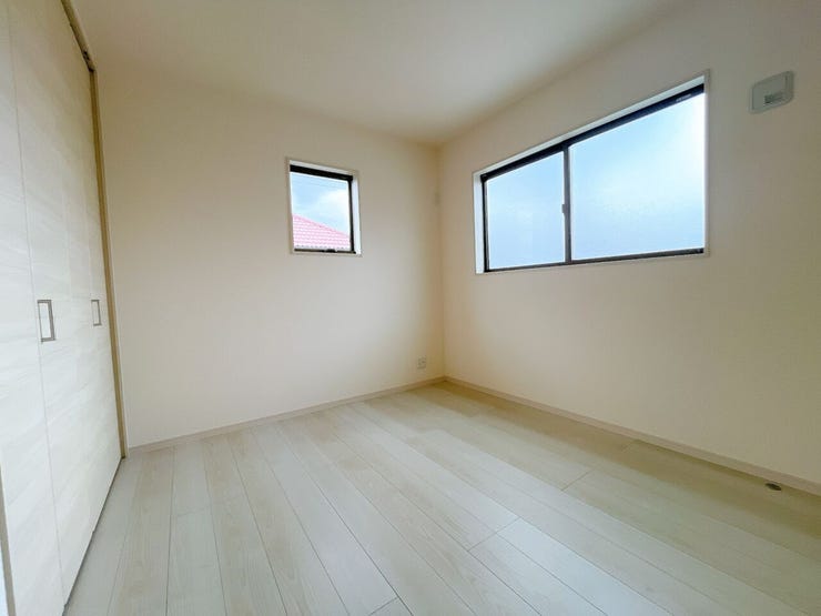 大きな窓から朝日が差し込み、目覚めのよい1日が迎えられそうです◎