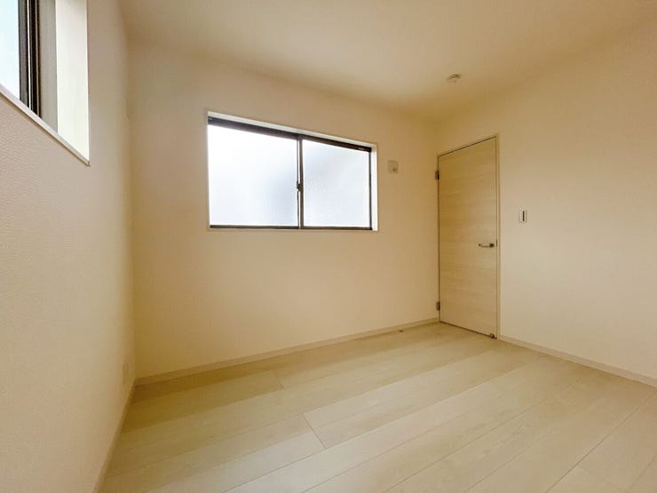 窓から日が差す明るいお部屋です。