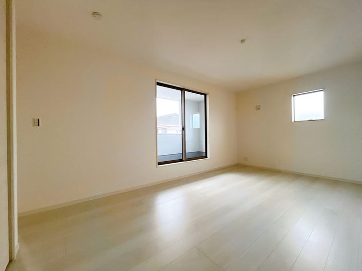 どんな家具にもフィットする床材カラーのお部屋です。