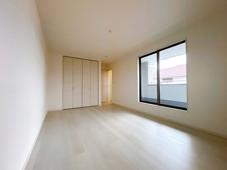 光をたっぷり取り込める窓があり明るい室内です◎