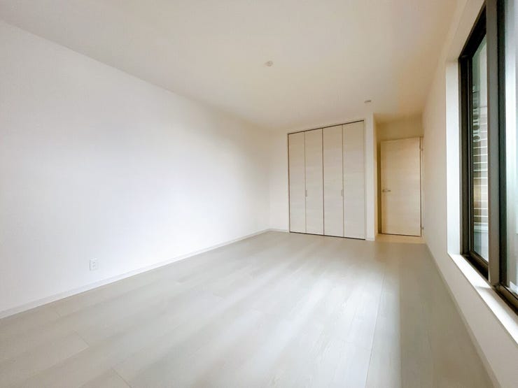 バルコニーの窓が大きく、明るい室内です◎