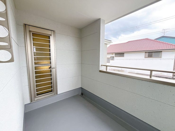 バルコニーは日当たり良好で、洗濯物もよく乾きます◎