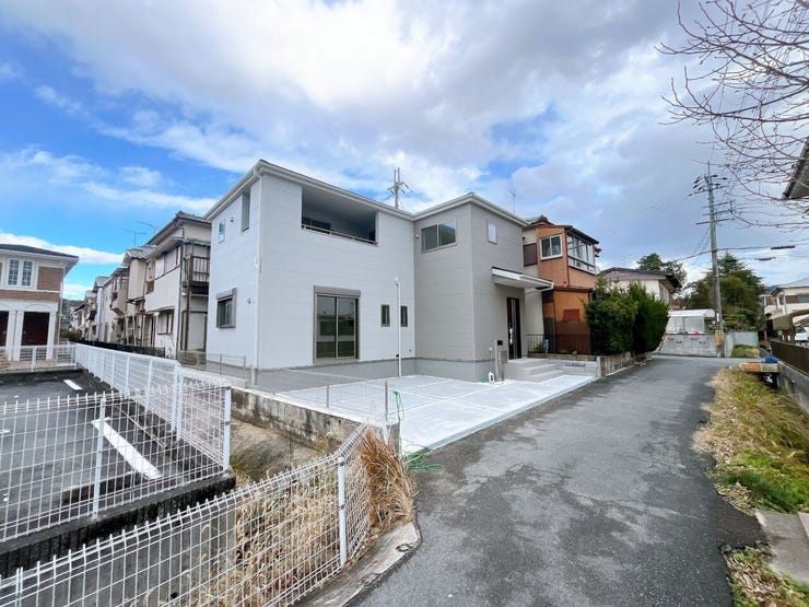 あたたかな陽が差し込む日当り良好の立地です。