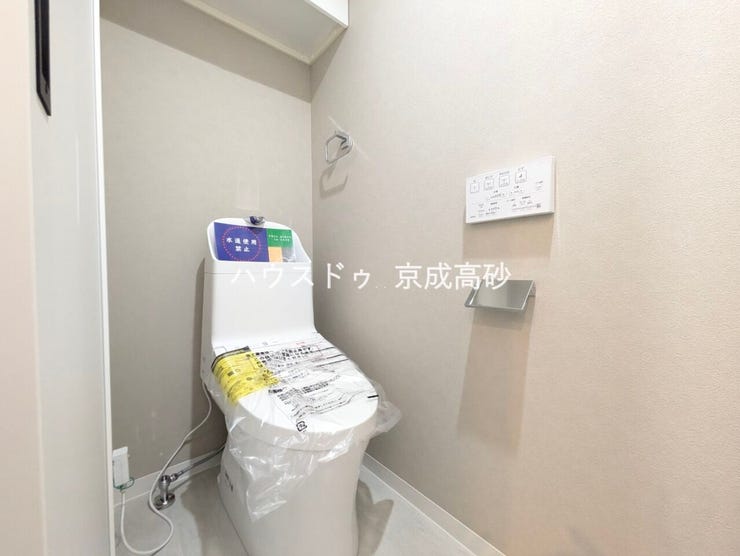 お掃除しやすい素材と機能にこだわったトイレはいつまでもキレイが続きます。少ない水量で洗浄できる、環境にもお財布にもやさしいエコなトイレです。