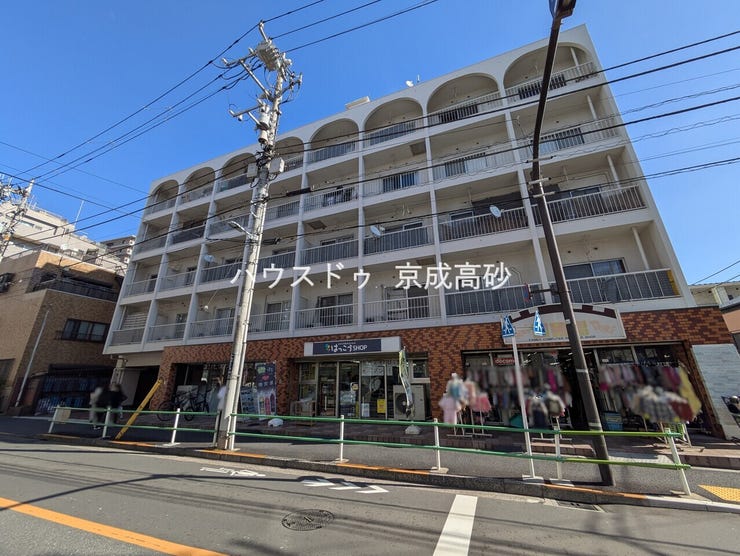 爽やかな青空の下に贅沢なほどに降り注ぐ陽光、豊かな居住性と、クオリティ。住まうことの喜びを感じさせてくれます。