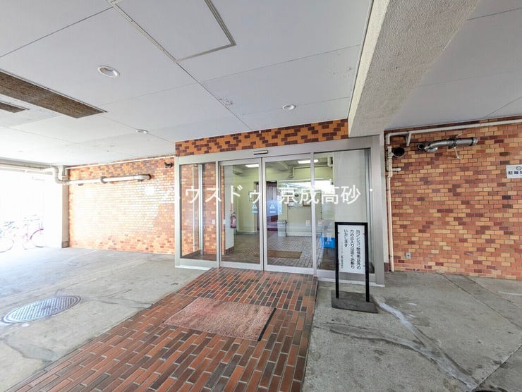 足を踏み入れると静穏な時間が流れるエントランスホール。