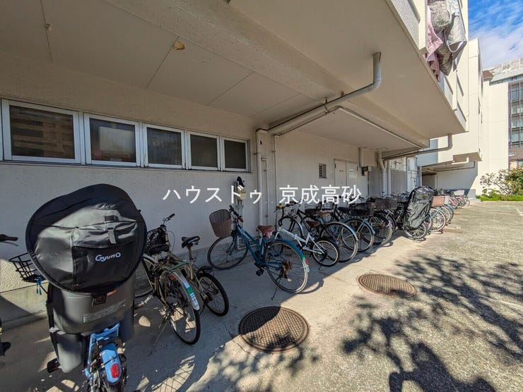きちんと整備された駐輪場。住む方の心遣いが感じられます。空き状況は、お気軽にお問合せください。