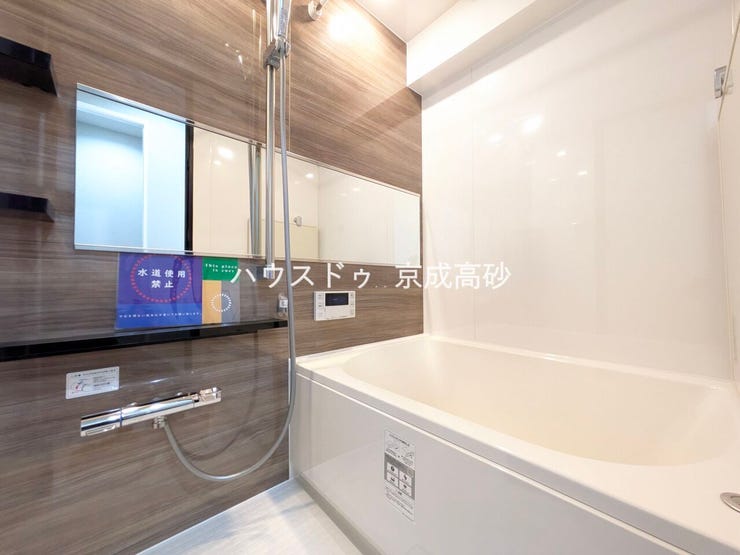 広い浴槽で足を伸ばせば1日の疲れも癒されます。落ち着いた雰囲気で、毎日のバスタイムが楽しみになりそうです。