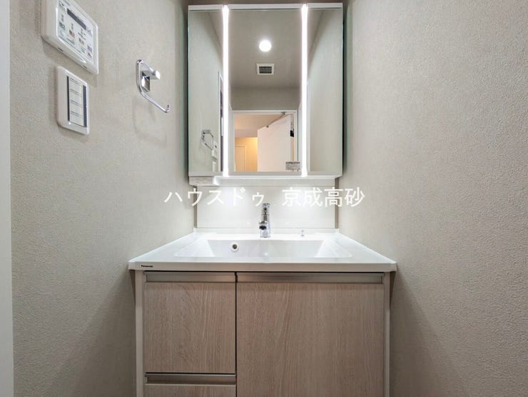 十分な大きさの洗面台は収納もさる事ながら、身だしなみチェックや歯磨きなど、朝の慌ただしい時間でもゆとりあるスペースで余裕を感じていただけます。