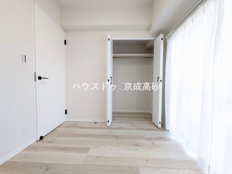 大きな窓からは快適な光を取り入れ、通気性能を上げる事で居心地の良い空間を演出してくれます。