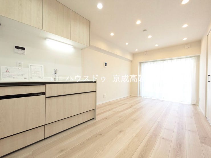 清潔感の溢れるクロスが明るい空間を創り出しているダイニング。