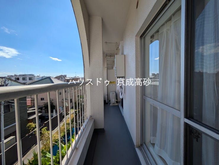 暖かい陽ざしが差込むバルコニー。晴れた日には洗濯物が良く乾きます。風通しも良好です。