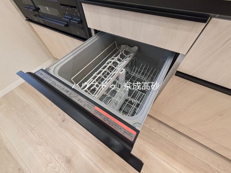 家事の時短に効果大の食洗器付き。高温でパワフルに洗い、温風乾燥します。手洗いよりも節水・節約が可能です。一度使うと手放せないですよ!