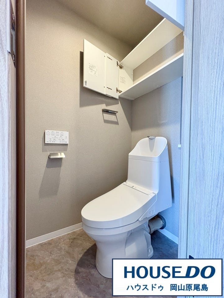 トイレ上部には、トイレットペーパーや掃除用具などのストックに最適な収納スペースも完備しています!