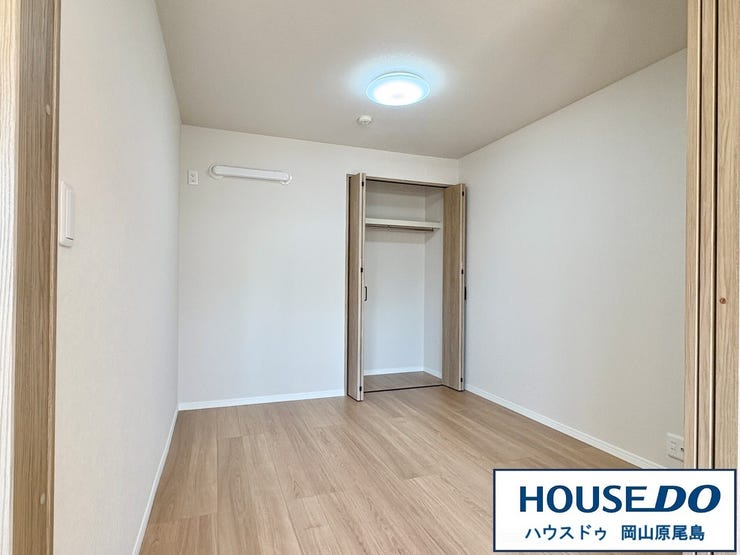 シンプルなお部屋だからこそ趣味に合わせて快適に使えますね。クローゼット付きでお部屋をすっきり見せる事が出来ます♪