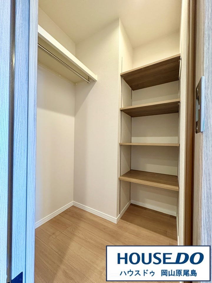 リビングへ繋がる廊下にも大容量の収納スペースがあります。日用品のストックなど用途多彩です♪