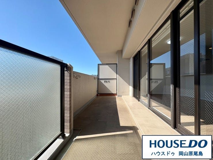 陽当り良好なバルコニーには、洗濯物干しに便利な竿かけも完備しています◎