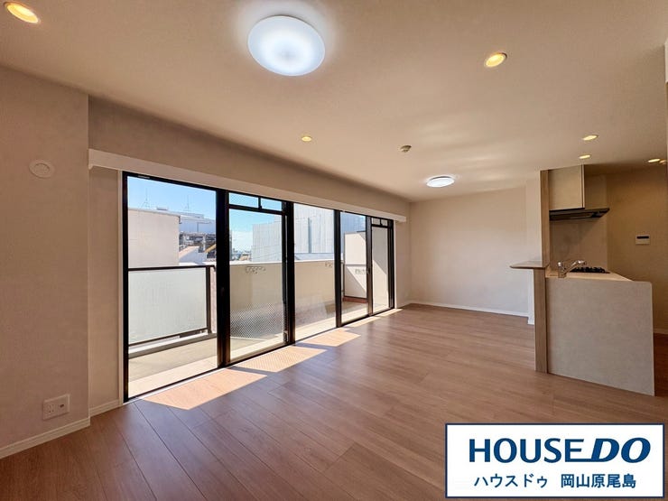 家族が集まるリビングはキッチンからもリビングが見渡せるため、どこに居ても家族を感じ、会話もはずみますね♪