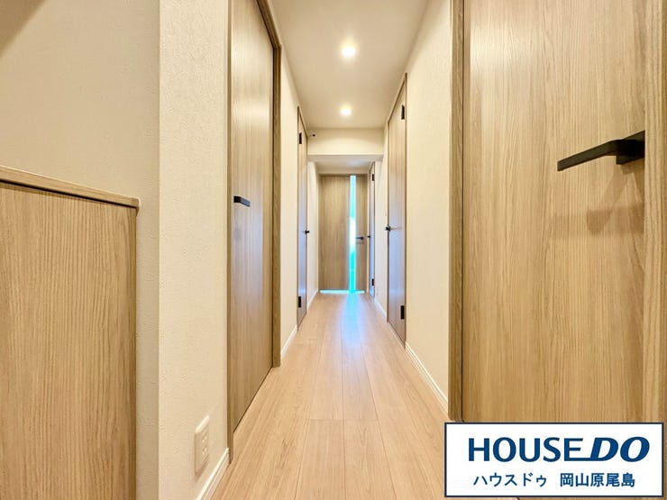 玄関からLDKまでの廊下はダウンライトもあり明るい空間となっております。