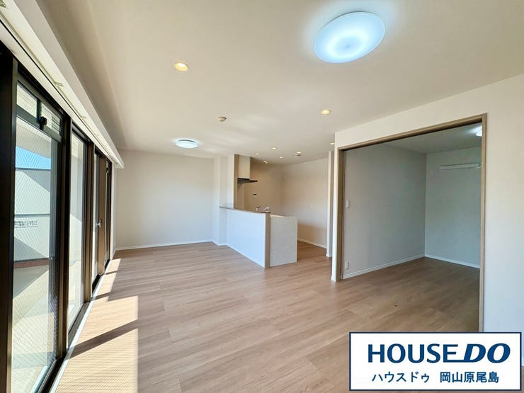 【リビング】
光と風があふれる開放的なリビングダイニングには自然と家族みんなが集まってきます。 明るく穏やかな空気のなかで飲んだり、食べたり、笑ったり♪