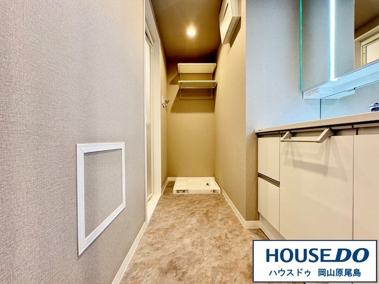 洗面脱衣所は、三面鏡タイプのシャンプードレッサーを完備!