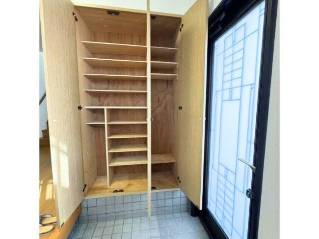 天井近くまである玄関収納には、ご家族分の靴もしっかりしまえますね。(2025年10月7日)